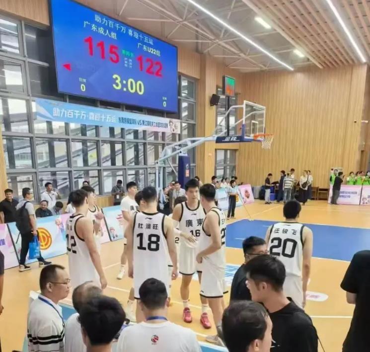 开云APP-世纪大和解!杜锋和徐昕相谈甚欢 两人面对面大笑