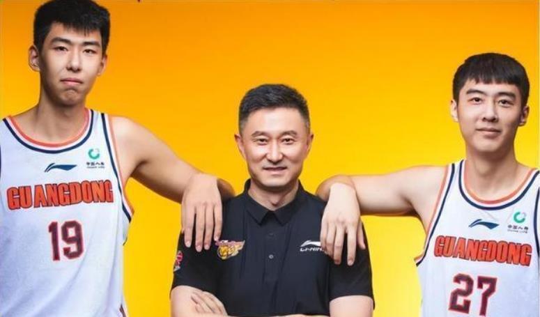 开云APP-世纪大和解!杜锋和徐昕相谈甚欢 两人面对面大笑