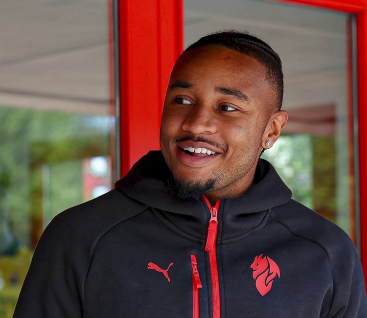 开云入口-记者：莱奥将恩昆库首次介绍进米兰更衣室，他柜子选在迈尼昂旁边