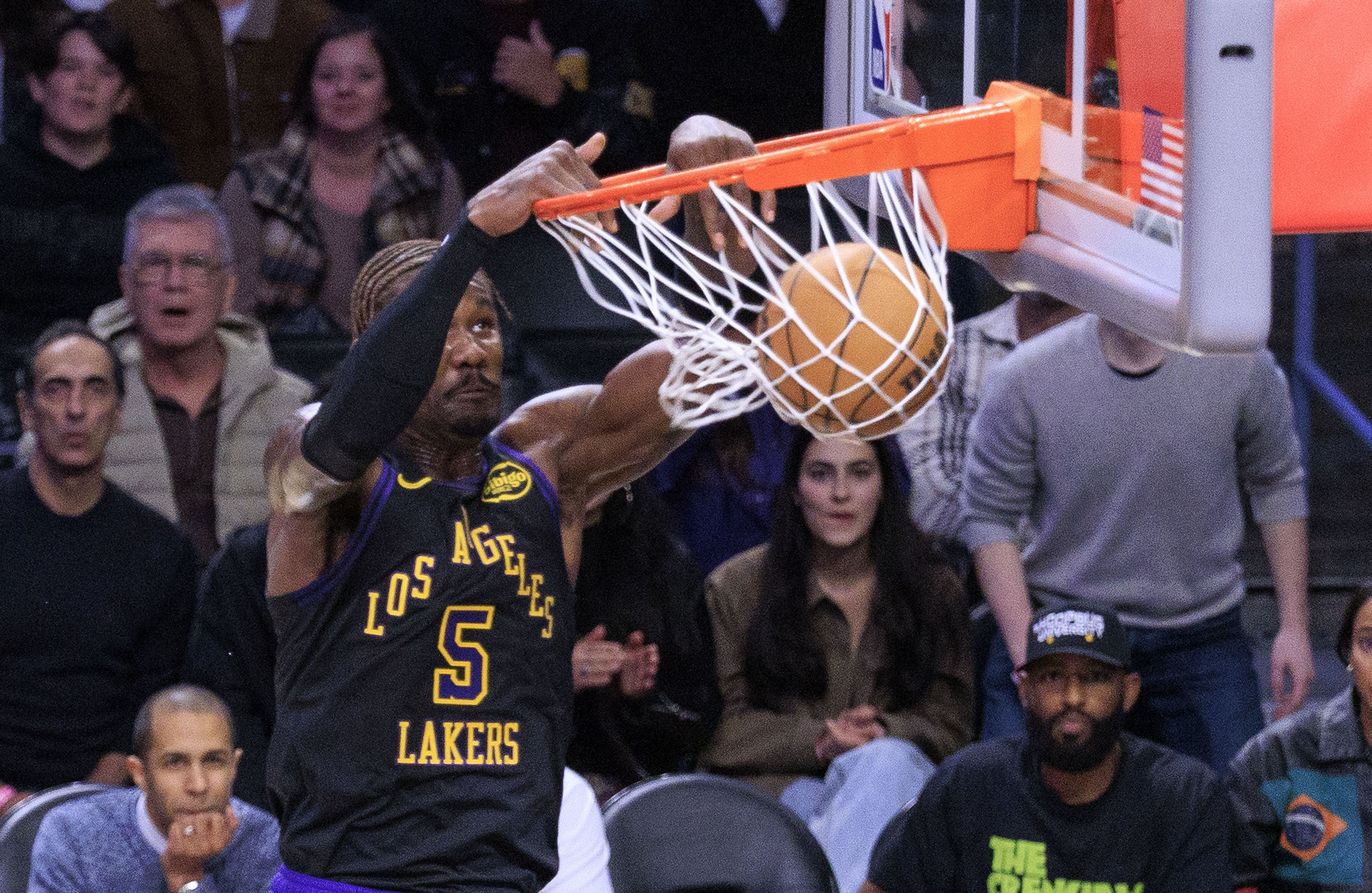 开云娱乐-太阳管理层>湖人管理层？艾顿低迷遭质疑 狄龙成湖人绯闻对象