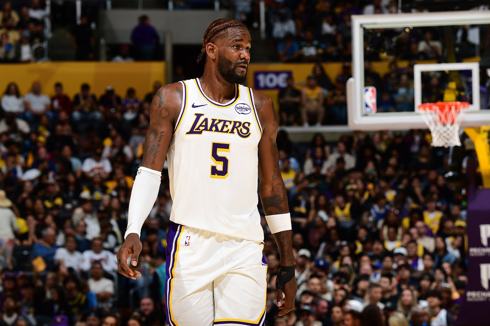 开云娱乐-太阳管理层>湖人管理层？艾顿低迷遭质疑 狄龙成湖人绯闻对象