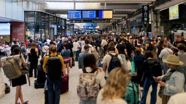 开云-法国高铁线路遭蓄意纵火，巴黎交通受影响严重