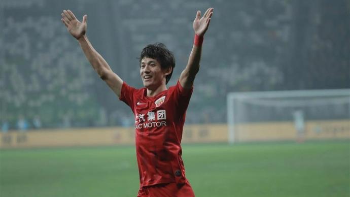 开云娱乐-36 岁 “老黄忠” 王燊超再战一年,“带刀侍卫”靠啥关键时刻总能进球?