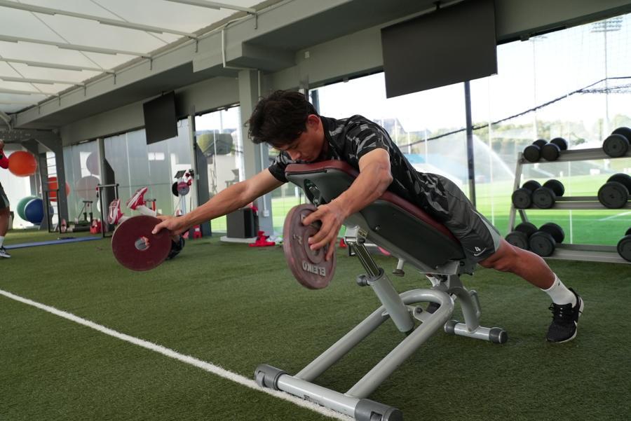 开云娱乐-36 岁 “老黄忠” 王燊超再战一年,“带刀侍卫”靠啥关键时刻总能进球?