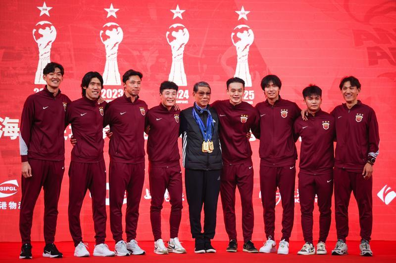 开云娱乐-36 岁 “老黄忠” 王燊超再战一年,“带刀侍卫”靠啥关键时刻总能进球?