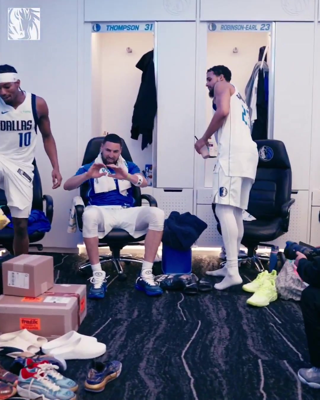 开云入口-生涯17000分里程碑！赛后临时总经理芬利亲自为克莱送上比赛用球