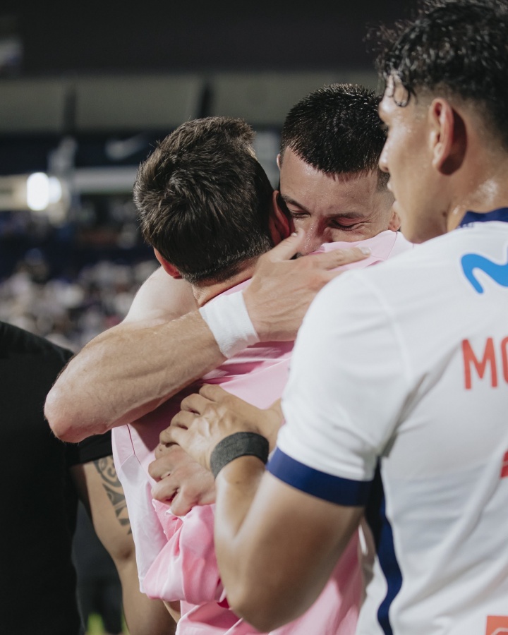 开云-热泪盈眶！利马联盟球员与梅西换球衣后落泪，球员右腿有梅西文身