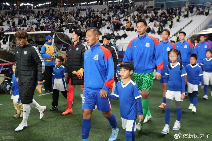 开云APP-富得流油，申花仅一年球衣广告就3亿，还有门票周边，可独立运营|上海申花|中超|上海申花足球俱乐部|球迷|收入_新浪体育_新浪新闻