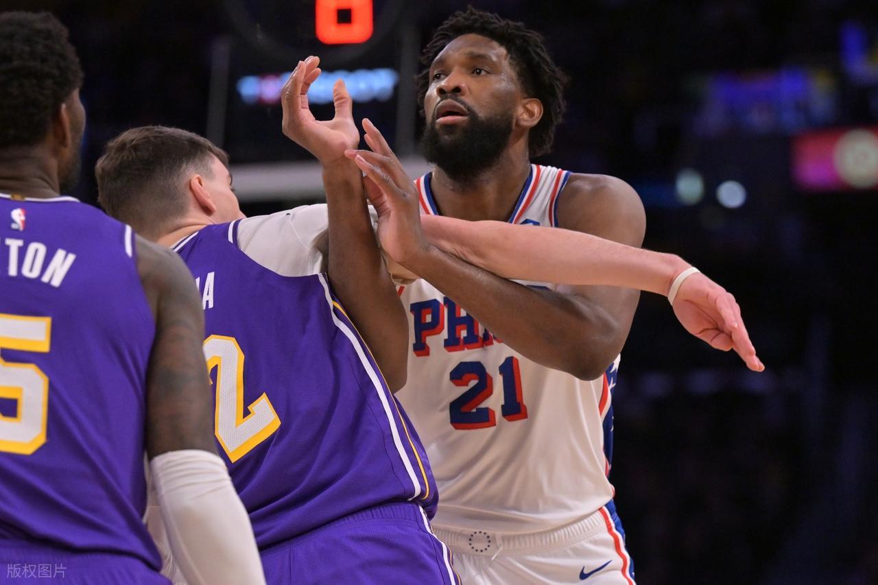 开云官网-不如退役！詹姆斯太抽象！东契奇受伤，里夫斯救主，恩比德35+7+7