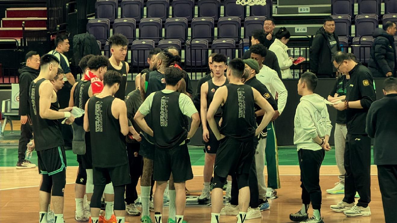 开云-赵继伟作壁上观！哈维首秀15分,布罗金顿现场学习,辽篮101:94北控