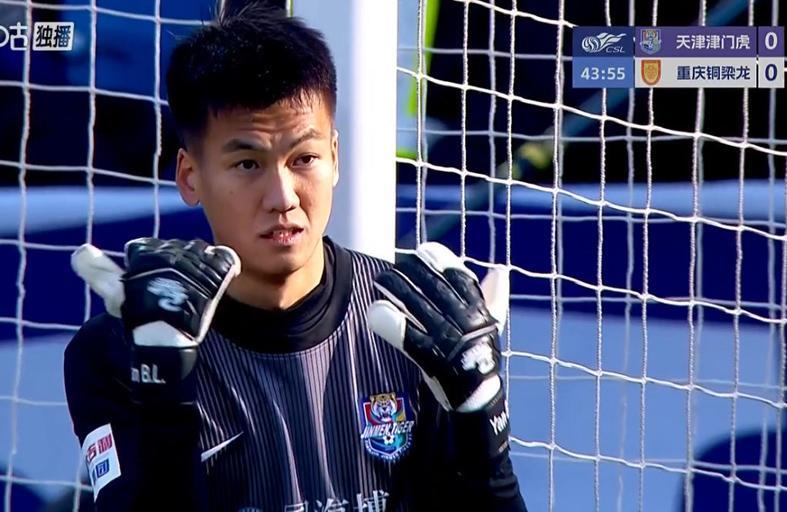 开云入口-辣眼！中超首轮10大“战犯”大连占4个！球迷：怎么混上主力的？