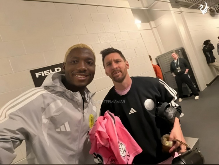 开云-纳什维尔后卫赛后拿到梅西球衣,社媒晒照:无比自豪