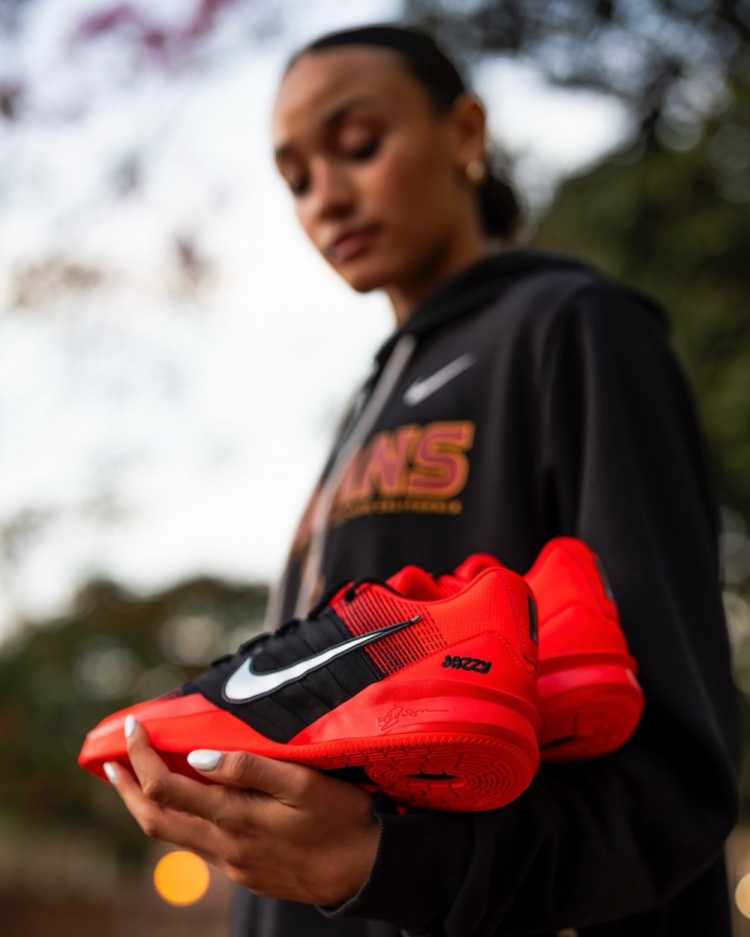 开云APP-球员真幸福!南加大女篮晒出的各种专属PE球鞋和特别鞋款!