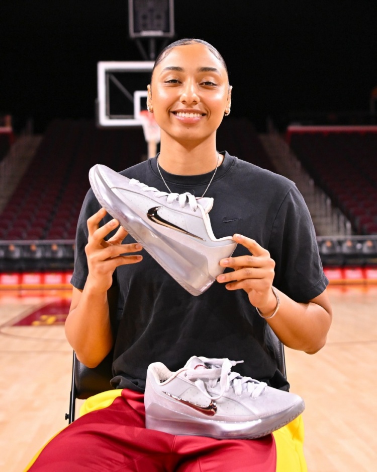 开云APP-球员真幸福!南加大女篮晒出的各种专属PE球鞋和特别鞋款!