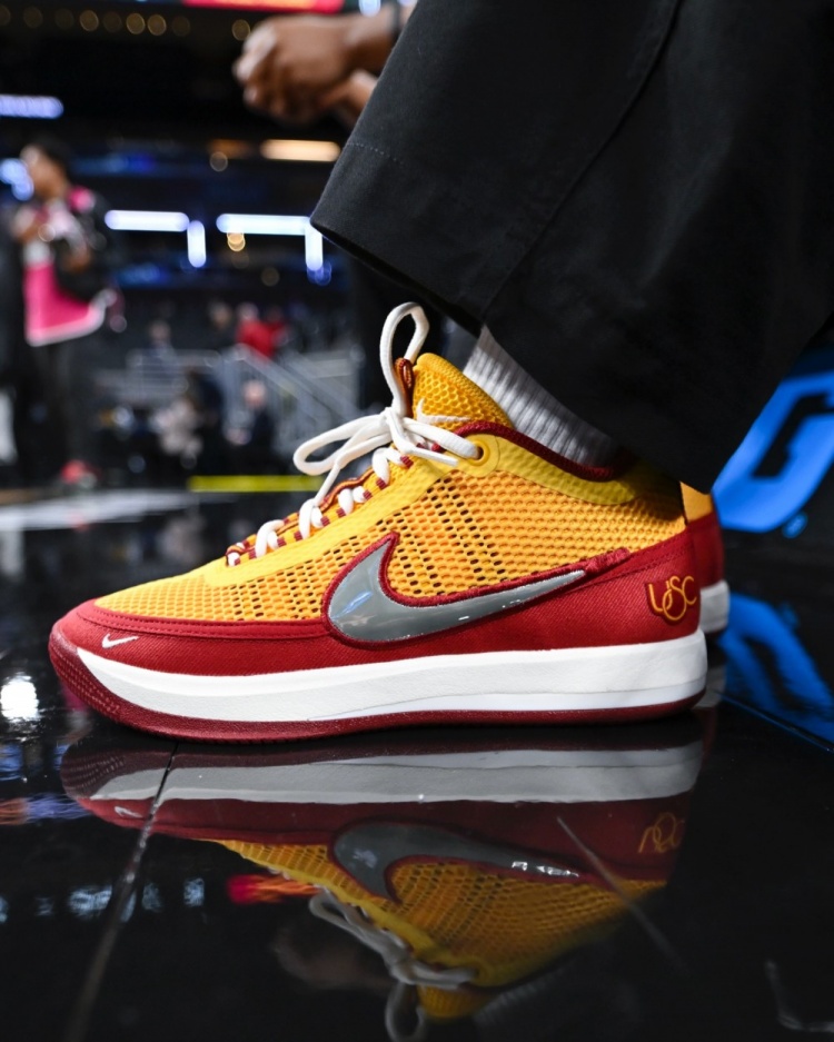 开云APP-球员真幸福!南加大女篮晒出的各种专属PE球鞋和特别鞋款!