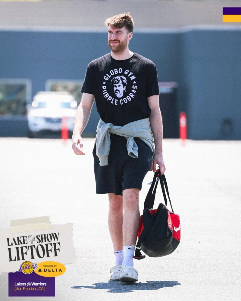 开云官网-对阵勇士！湖人社媒分享球员奔赴金州登机组图，詹姆斯出镜